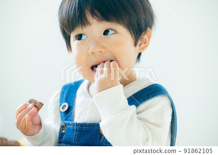 1歲男孩吃餅乾 91862105