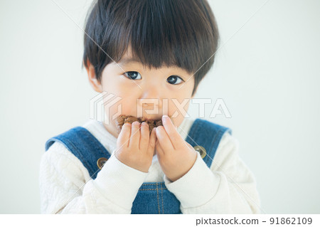 1歲男孩吃餅乾 1歲男孩吃餅乾 91862109