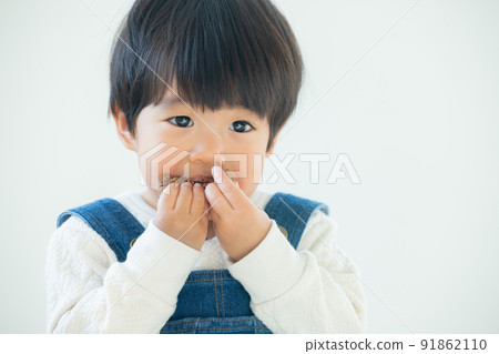 1歲男孩吃餅乾 91862110