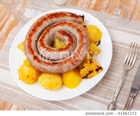 Juicy roasted botifarra with fried potatoes 91862172