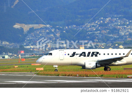 Osaka International Airport, a passenger plane taking off and landing 91862921