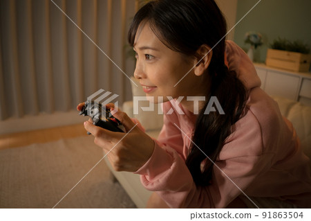 game, gaming, female 91863504