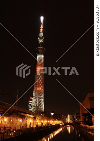 Kitajukken River and Sky Tree (Makurabashi) flowing through Tokyo Mizumachi 91863537