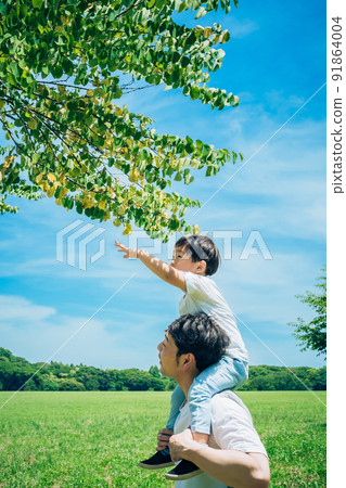 父母和孩子們背著背走在綠地上 91864004