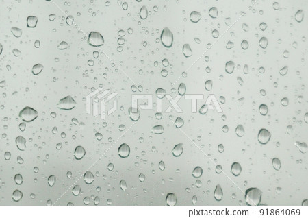 雨滴和通過擋風玻璃的冷凝水 雨滴和通過擋風玻璃的冷凝水 91864069