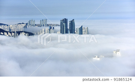 The morning of Haeundae, Busan, obscured by fog at dawn 91865124