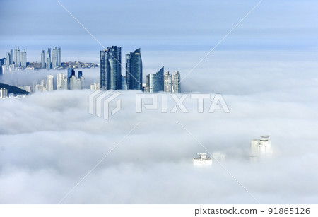 The morning of Haeundae, Busan, obscured by fog at dawn 91865126