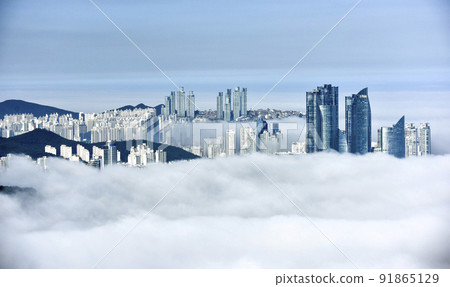 釜山海雲台的早晨，黎明時分被霧遮住 91865129