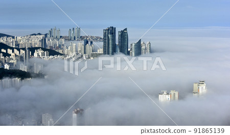 釜山海雲台的早晨，黎明時分被霧遮住 91865139