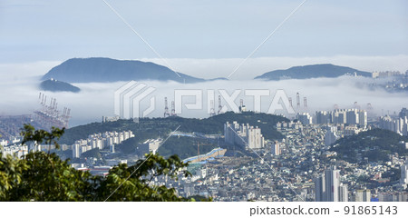 The morning of Haeundae, Busan, obscured by fog at dawn 91865143