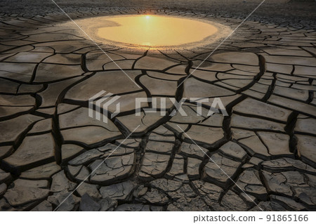 Drought cracked the bottom of the reservoir 91865166