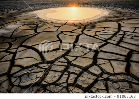 乾旱使水庫底部破裂 91865168