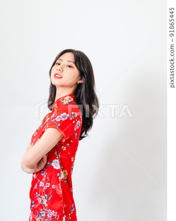 穿著傳統旗袍的美麗亞洲年輕女人站在白色背景前 91865445