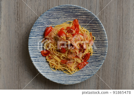 Pasta with cherry tomatoes and bacon Pasta with cherry tomatoes and bacon 91865478