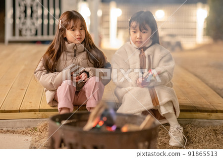 camping evening winter children lifestyle 91865513