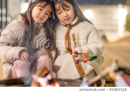 camping evening winter children lifestyle camping evening winter children lifestyle 91865526