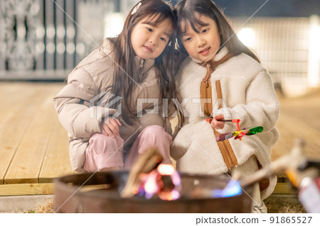 camping evening winter children lifestyle camping evening winter children lifestyle 91865527