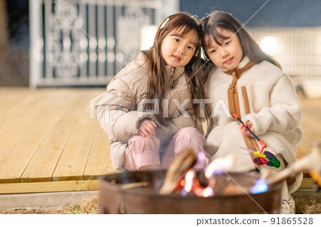 camping evening winter children lifestyle camping evening winter children lifestyle 91865528