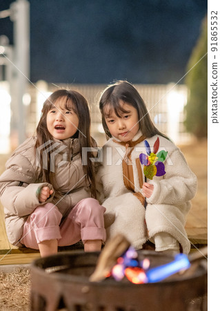 camping evening winter children lifestyle camping evening winter children lifestyle 91865532