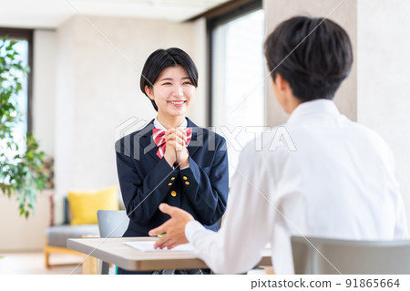 諮詢職業道路的女高中生 91865664