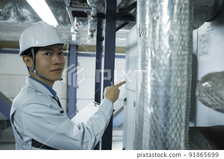 男工人檢查工廠 91865699