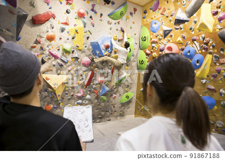 抱石圖像檢查作業紙的男女 抱石圖像檢查作業紙的男女 91867188