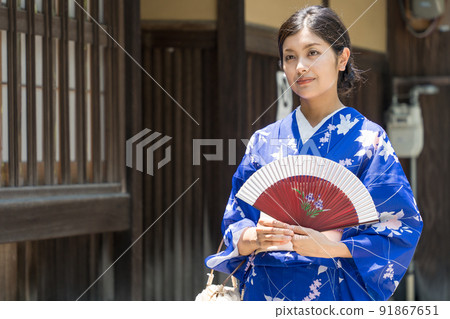走在京都市的和服婦女 91867651