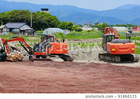 Use heavy equipment at the construction site Use heavy equipment at the construction site 91868133