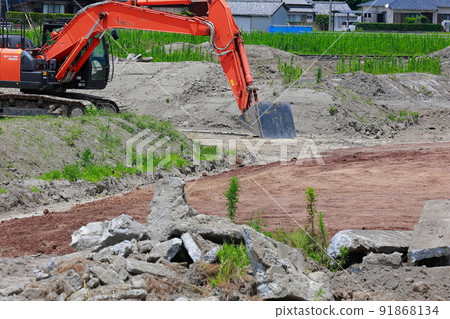Use heavy equipment at the construction site 91868134