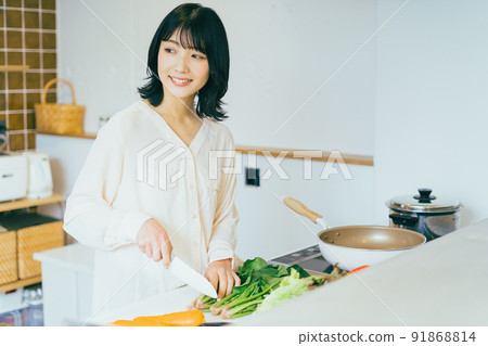 Woman cooking in the kitchen Woman cooking in the kitchen 91868814