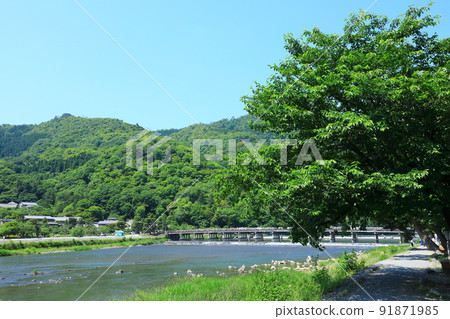 初夏的嵐山,綠意盎然的渡月橋 初夏的嵐山,綠意盎然的渡月橋 91871985