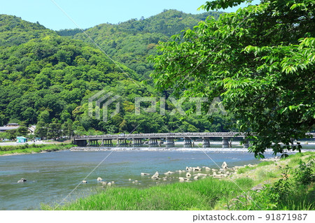 初夏的嵐山,綠意盎然的渡月橋 初夏的嵐山,綠意盎然的渡月橋 91871987