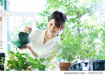 Young woman gardening Photograph cooperation: Mitomi Konjomura 91872710