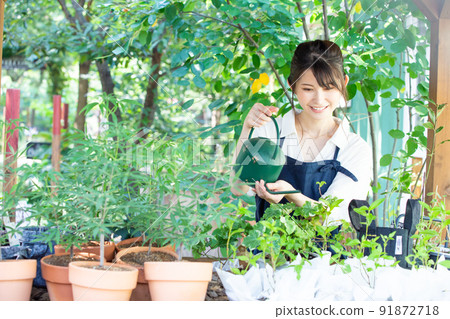 年輕的女子園藝攝影合作:村上美富 年輕的女子園藝攝影合作:村上美富 91872718