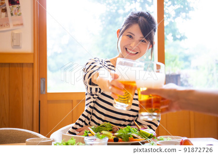 Young woman toasting with beer Photo cooperation: Santome Konjakumura 91872726