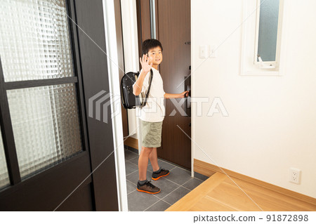 Elementary school student going to school 91872898