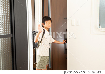 Elementary school students wearing shoes at the entrance 91872899