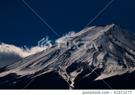 富士山的壯麗景色，山頂的雪景與美麗的倒影 91873277