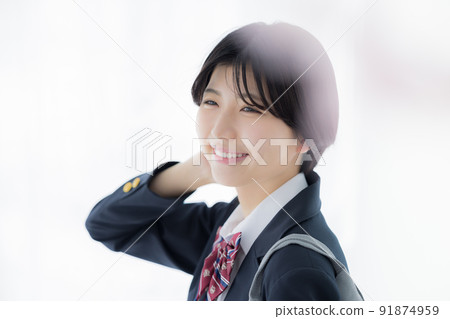 一個穿著新入學西裝外套的高中女生的肖像 一個穿著新入學西裝外套的高中女生的肖像 91874959