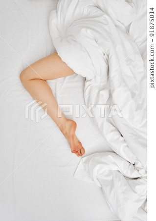 Woman wrapped herself in a cozy blanket and stuck out her leg 91875014