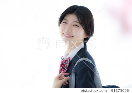一個穿著新入學西裝外套的高中女生的肖像 一個穿著新入學西裝外套的高中女生的肖像 91875096