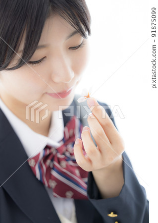 一個穿著新入學西裝外套的高中女生的肖像 一個穿著新入學西裝外套的高中女生的肖像 91875099