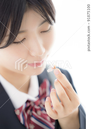 一個穿著新入學西裝外套的高中女生的肖像 一個穿著新入學西裝外套的高中女生的肖像 91875100