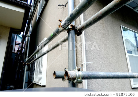 Home remodeling site, scaffolding-single pipe joint 91875106