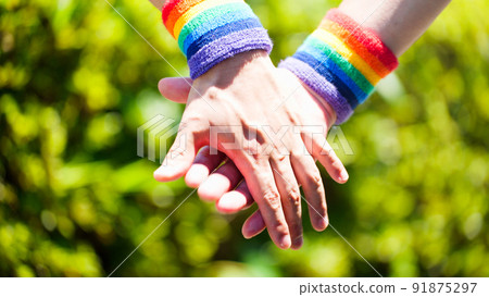 一對男性夫婦手牽手的 LGBT 形象 一對男性夫婦手牽手的 LGBT 形象 91875297
