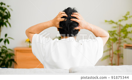 一個男人抱著頭的背影 91875344