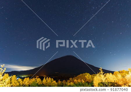Beautiful starry sky and Mt. Yotei 91877040
