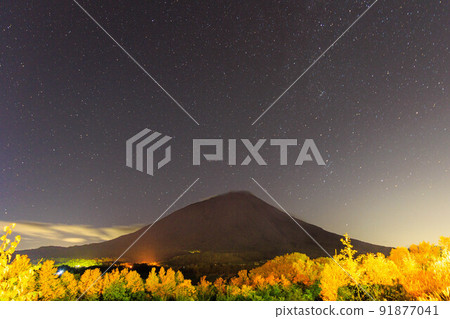 Beautiful starry sky and Mt. Yotei Beautiful starry sky and Mt. Yotei 91877041