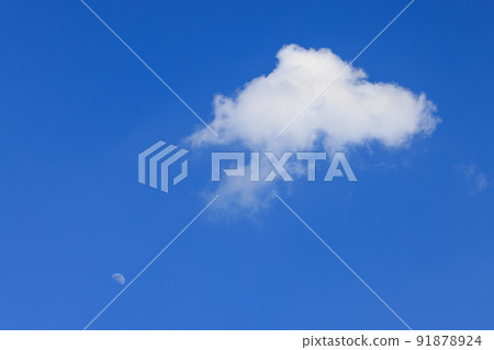 上弦月和藍天白雲 91878924