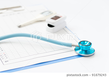 用聽診器、溫度計和脈搏血氧計記錄測試值 91879243